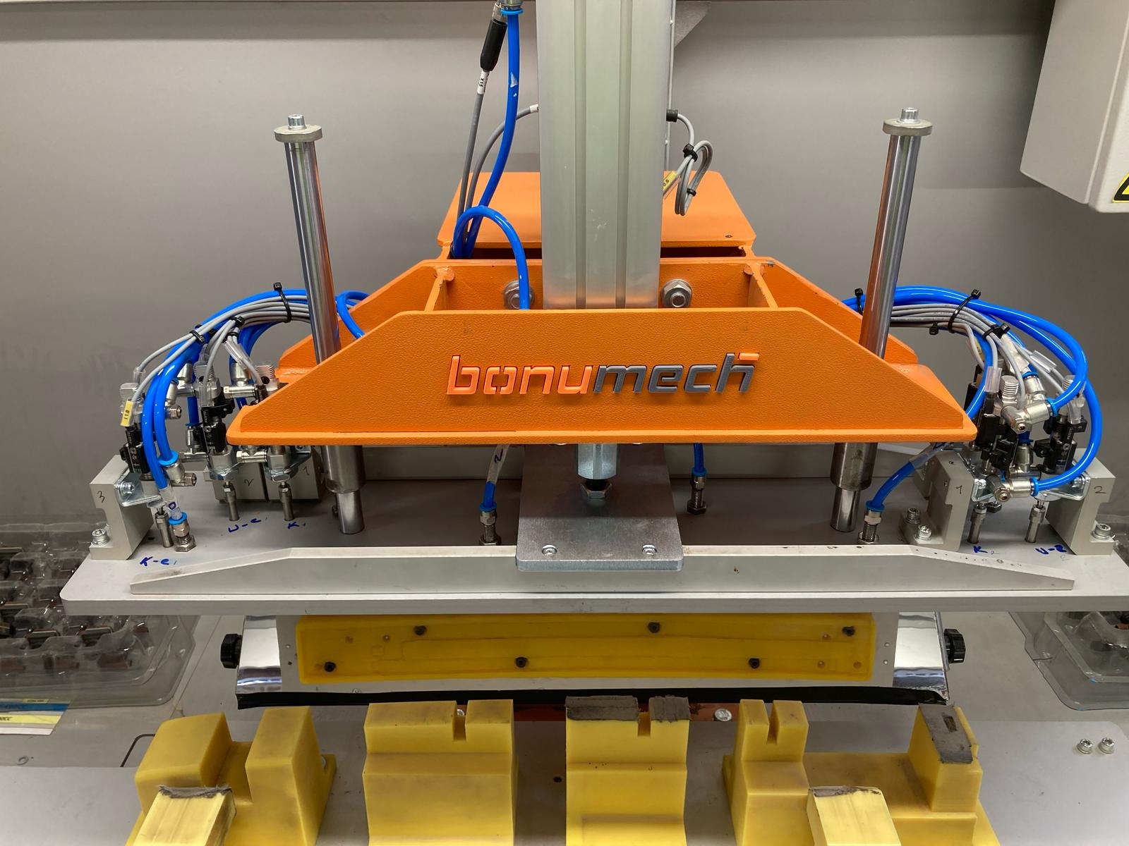 Araç Logo Yapıştırma ve Konumlama fikstürü